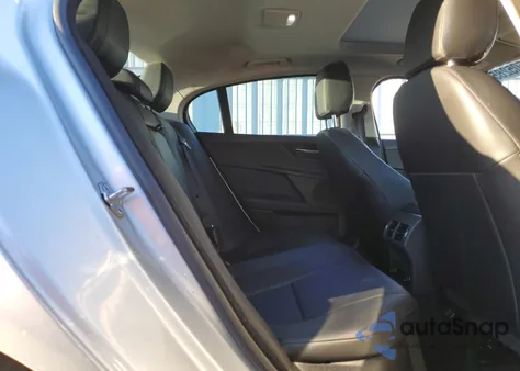 2018 Jaguar Xe Premium z USA, uszkodzony, nr VIN SAJAD4FN3JCP25046